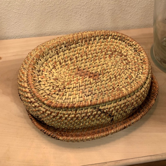 Woven basket - Picture 4 of 4